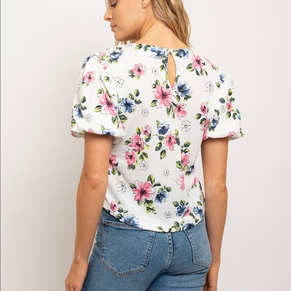 🎉SALE🎉 NWT Floral puffed sleeve top - Picture 2 of 3